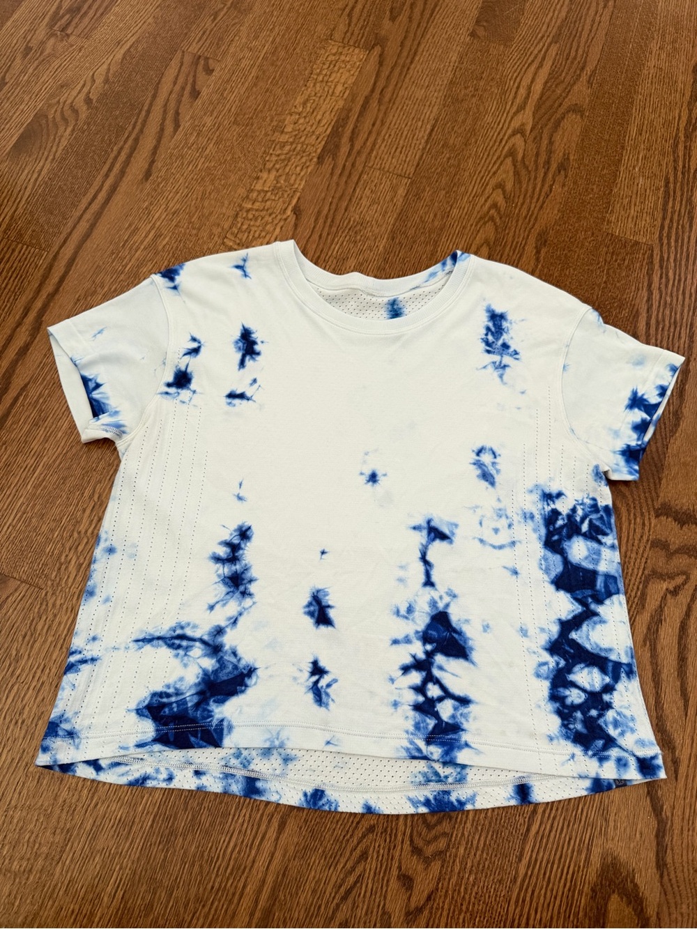 lululemon athletica White and Navy Blue Tie-Dye Short Sleeve Top
